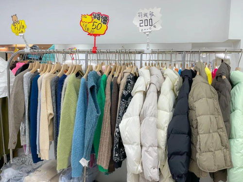 服装批发市场清仓指南 100元3件靓衫 vs 20元牛仔裤，哪里更抵？